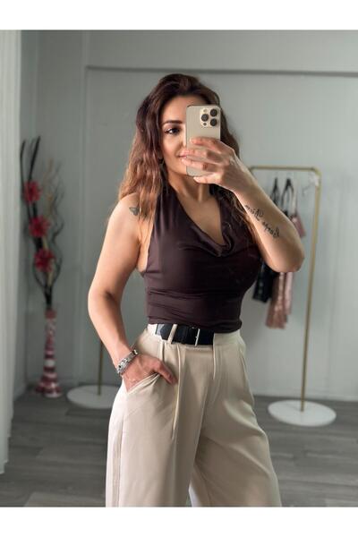 Derya Akyol بلوزة نسائية باللون البني بياقة هالتر ديجاجي أنيقة
