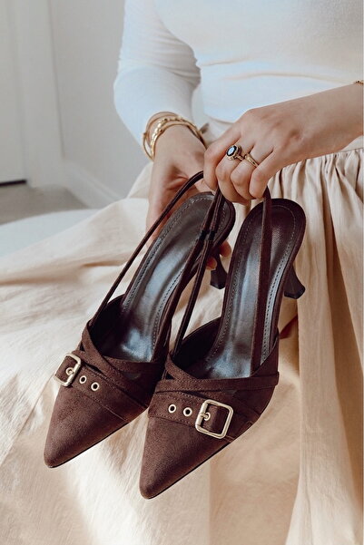 POLKA STORE Γυναικεία παπούτσια από καφέ σουέντ με λεπτό τακούνι, λεπτομέρεια...