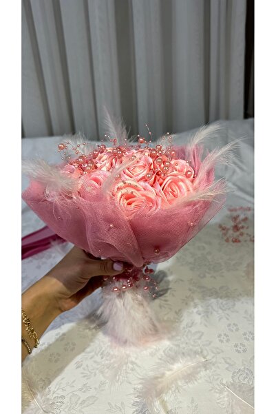 Çiçek Atölyesi 12’li Açık Pembe Solmayan Gül Söz & Nişan Buketi – İncili Tüyl...