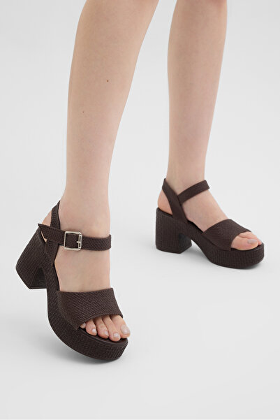 Tonny Black Γυναικεία άνετα πλεκτά παπούτσια σε καφέ χρώμα με ριγέ αγκράφα