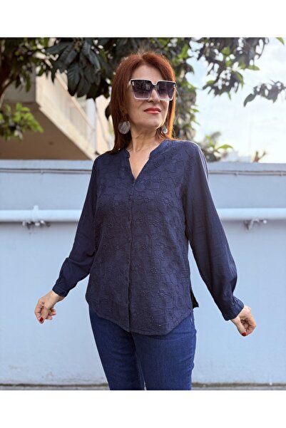 DenizEge Πουκάμισο με σκίσιμο στο λαιμό και διακοσμητικό γκιπούρ, σε σκούρο μπλε