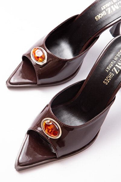 ACMZ SHOES Σανδάλια με μυτερή μύτη και τακούνι, με διακοσμήσεις από διαμάντια