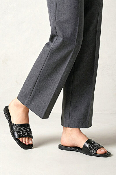 Gökhan Talay Γυναικείες παντόφλες Lioren από μαύρο λουστρίνι με χειροποίητη λ...