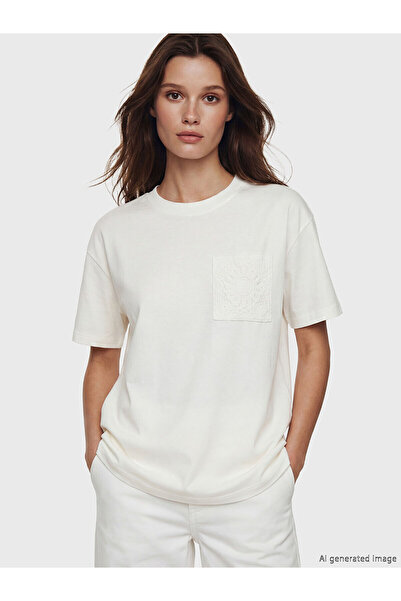 LC Waikiki YK PLUS Γυναικείο T-Shirt με δαντέλα και κέντημα σε λαιμόκοψη ποδη...