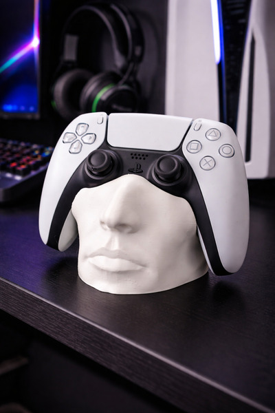 Root Made PS5 DualSense Oyun Kolu Standı İnsan Figürlü Dekoratif Gamepad Tutucu Siyah ve Beyaz Tasarım