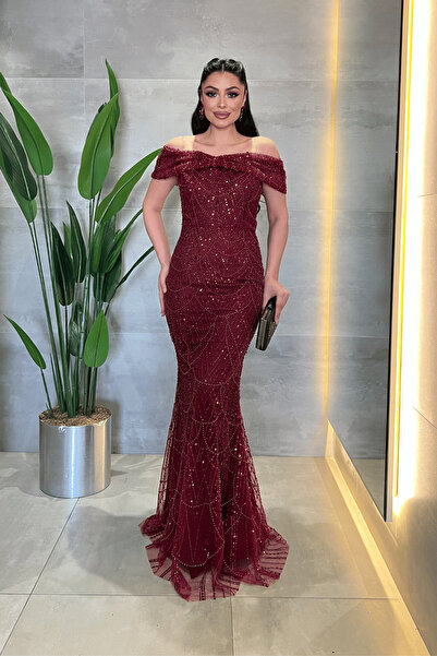 giyimmasalı Βραδινό φόρεμα από ύφασμα με χάντρες και λαιμόκοψη καγιάκ - ΒΟΡΝΤΟ