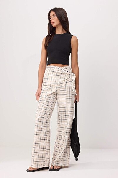 Συλλογή Trendyol Λευκό-Πολύχρωμο Καρό Παντελόνι με Φαρδιά Μπατζάκια και Φουλά...