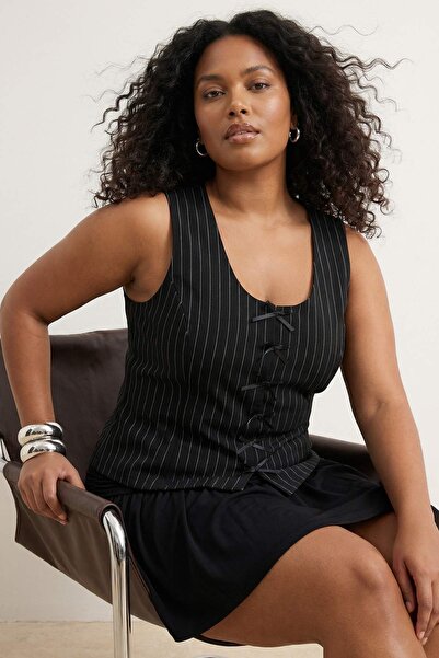 Trendyol Curve Μαύρη ριγέ πλεκτή μπλούζα με λεπτομέρεια φιόγκου Interlock σε ...