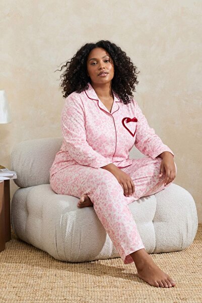 Trendyol Curve Σετ Πιτζάμες Pink Heart Με τσέπες Υφαντό Plus Size TBBSS26AI00016