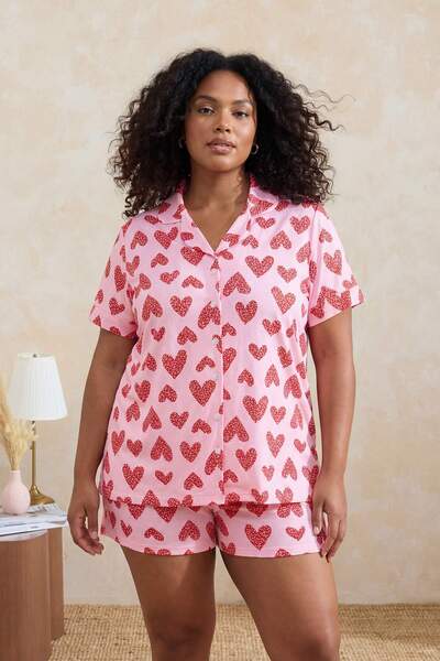 Trendyol Curve Σετ Πιτζάμες Πλεκτές Μεγάλου Μεγέθους με Ροζ Καρδιές Γιακάς πο...