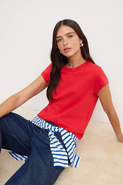 Trendyol Kollektion Rotes, normal geschnittenes, kurzärmliges Tok-T-Shirt aus...