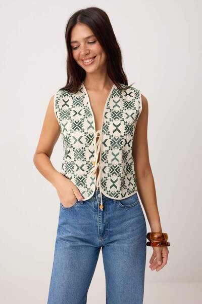 Συλλογή Trendyol Πράσινο υφαντό γιλέκο με γεωμετρικό σχέδιο και κέντημα TWOSS...