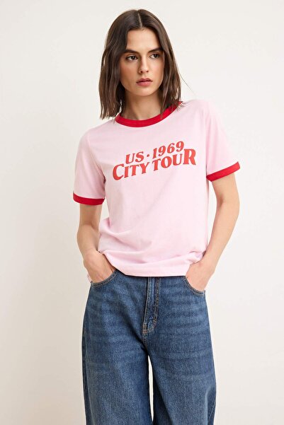 Συλλογή Trendyol Ανοιχτό ροζ Σλόγκαν Πλεκτό T-Shirt με κανονική λαιμόκοψη και...