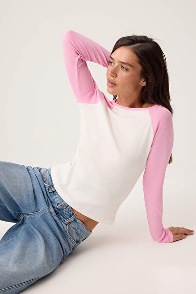 Trendyol Kollektion Ecru Einfarbiges, eng anliegendes T-Shirt mit Rundhalsaus...