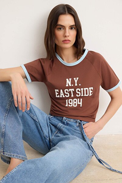 Συλλογή Trendyol Καφέ Σλόγκαν Ρέγκλαν Μπλουζάκι με κοντό μανίκι και λαιμόκοψη...
