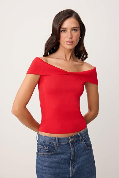 Συλλογή Trendyol Κόκκινη μπλούζα Carmen με γιακά που αγκαλιάζει το σώμα, λεπτ...