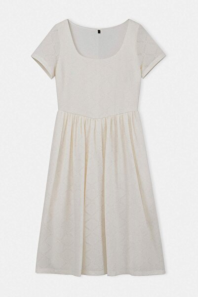 Trendyol Curve Λευκό φόρεμα με λαιμόκοψη πισίνας σε γραμμή Α, πλεκτό με κέντη...