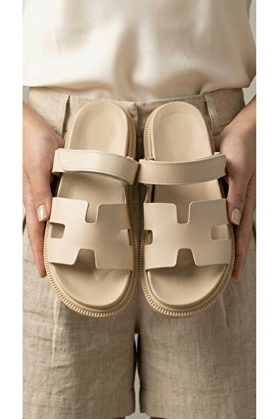 Beyond Γυναικείες παντόφλες μπεζ με ρυθμιζόμενο λουράκι Velcro και μαλακή αντ...