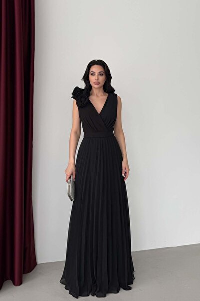 Serica Moda Μαύρο σιφόν φόρεμα με λαιμόκοψη V και λεπτομέρεια λουλουδιών στου...