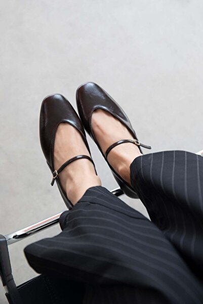 STRASWANS Evve Γυναικεία Πόρπη Λεπτομέρεια Ζαρωμένο Δερμάτινο Μπαλαρίνα Καφέ