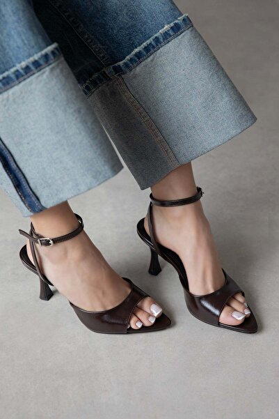 STRASWANS Γυναικεία δερμάτινα πέδιλα με τακούνι και ρυτίδες σε καφέ χρώμα από...