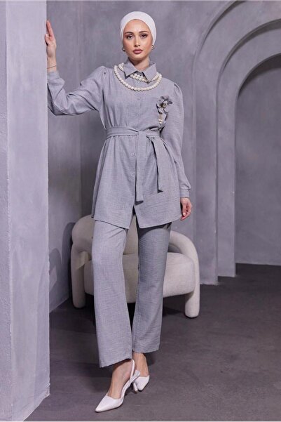 TRENDTESETTÜR KADIN GRİ BROŞ DETAYLI PANTOLONLU TAKIM T 0493