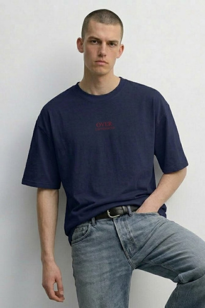 MATERIAL Ανδρικό μπλουζάκι oversize με στάμπα κειμένου και άνετο ναυτικό σχέδιο