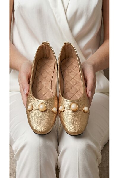 Beyond Γυναικείες δερμάτινες μπαλαρίνες με χρυσή πέρλα και λεπτομέρειες 1 εκ....