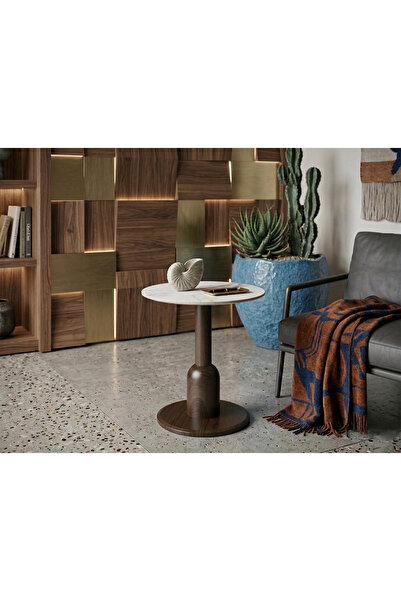 DEC4 He Offers Luxurious Service in a Modern Color Scheme.