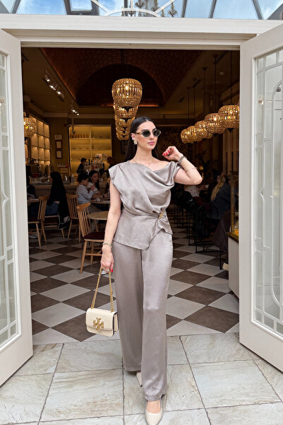 Quzu Ασύμμετρη σατέν μπλούζα με ντραπέ αξεσουάρ βιζόν