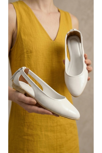 Beyond Γυναικείες λευκές μπαλαρίνες με ανοιχτό πλάι, φιόγκο και τσαλακωμένο λ...