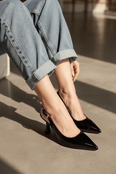 DİVOLYA Voli Μαύρα λουστρίνια παπούτσια με πλαϊνή πόρπη (8 εκ.) και μυτερή μύ...