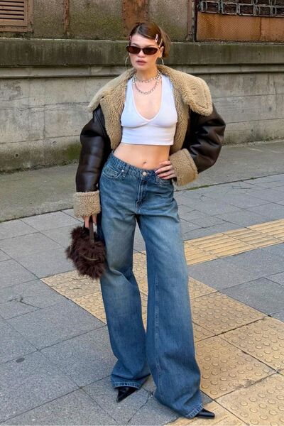 bases. Τζιν με φαρδιά μπατζάκια στη μέση της μέσηςμέσης              της μέση