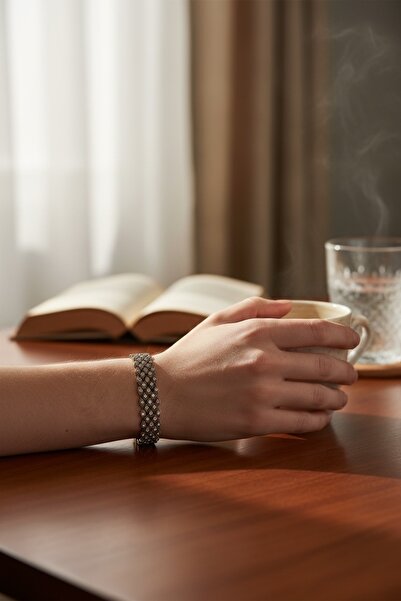 FAYRA ACCESSORIES سوار من القش - مزين بأحجار الكريستال