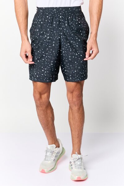 Under Armour شورت رياضي رجالي فضفاض مطبوع بالكامل، متعدد الألوان