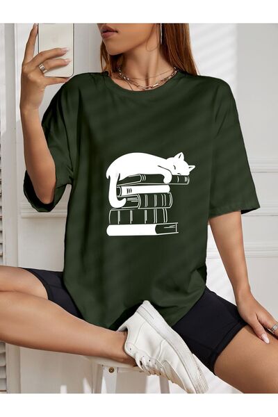 AZIZI TEKSTIL oversized Τ-shirt με γάτα που κοιμάται στο βιβλίο με τύπωμα