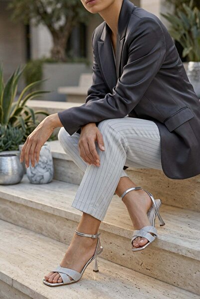 Stilbagshoes حذاء نسائي للسهرة من ADELINE بتفاصيل شريطية لامعة باللون الفضي