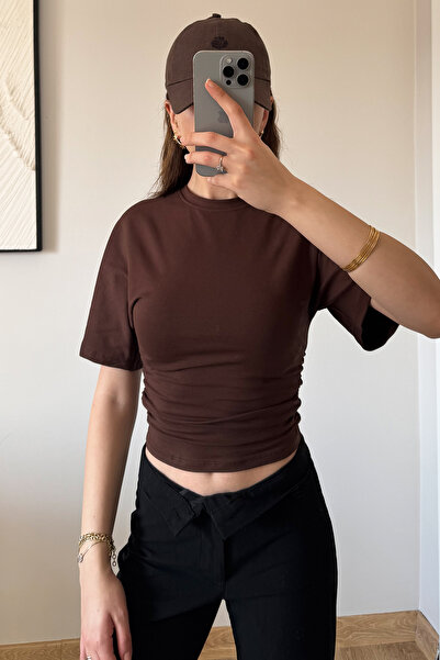 İlayda Toprak Κομψή ελαστική μπλούζα με μανίκια νυχτερίδας σε καφέ χρώμα, με ...