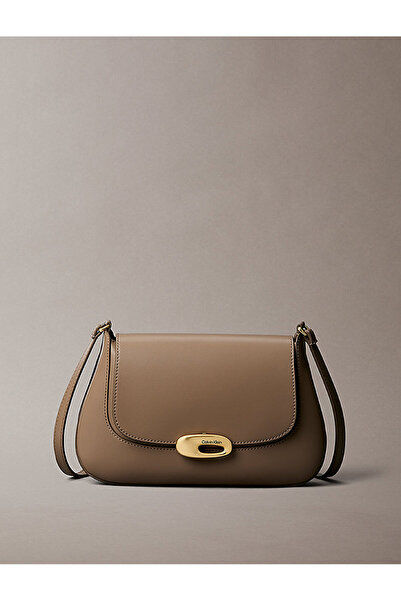 Calvin Klein Kadın Hardware Flap Medium Çapraz Çanta