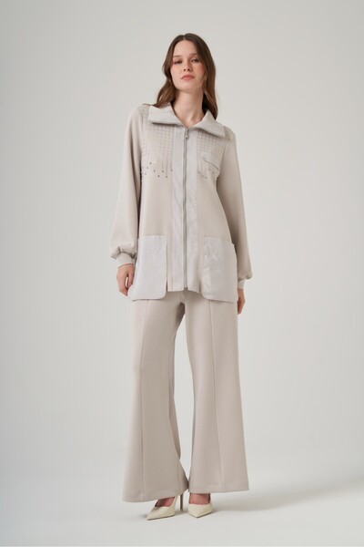 Nuss 1046 Costum cu pantaloni și detaliu din piatră pe față