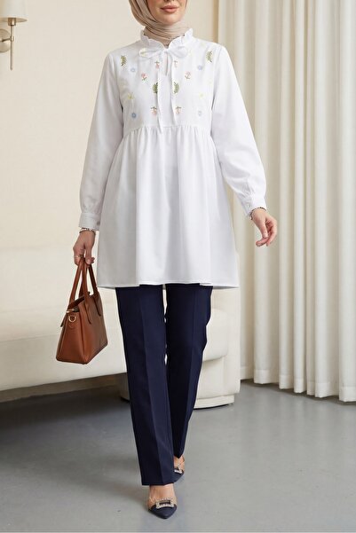 HİJABAYA Τουνίκ από ποπλίνα με λαιμόκοψη V, δεμένο στο λαιμό, με βολάν και κέ...