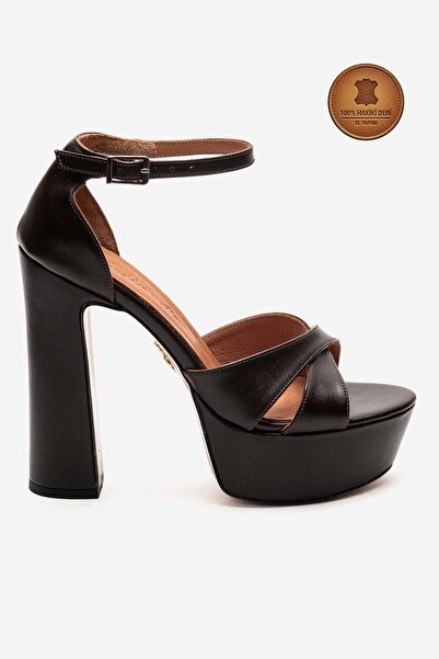 Ayakkabı Ateşi Γνήσιο δέρμα καφέ χρώματος με χιαστί λουράκια και τακούνια πλα...