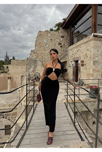 kırmızı butiks Μαύρο μάξι φόρεμα με αξεσουάρ στο στήθος