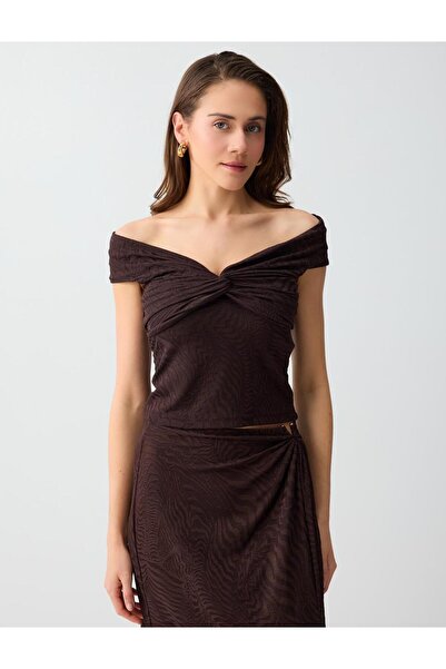 Jimmy Key Πλεκτή μπλούζα με κόμπους σε καφέ απόχρωση, με ανοιχτό ώμο και στεν...