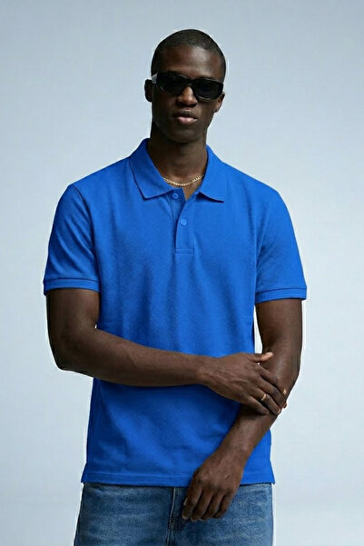 MATERIAL Ανδρικό μπλουζάκι με κοντό μανίκι, φαρδιά γραμμή και μπλε λαιμόκοψη ...