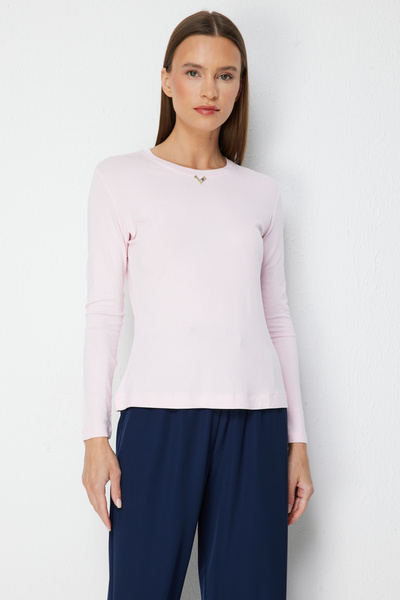 ON Μπλούζα με λαιμόκοψη με μεταλλικά αξεσουάρ