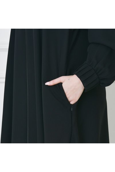 HAWRAA ABAYA عباية سوداء مغلقة بسحاب واكمام ضيقة بكسرات مع جيوب مخفية تغلق بسحاب