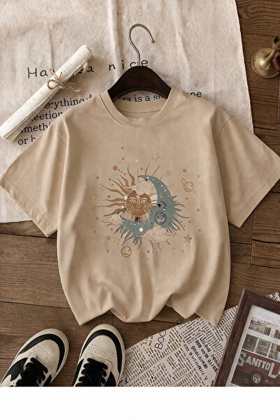 Trend Sizde Μπλουζάκι Unisex σε μπεζ χρώμα με στάμπα Cosmic Balance και λαιμό...