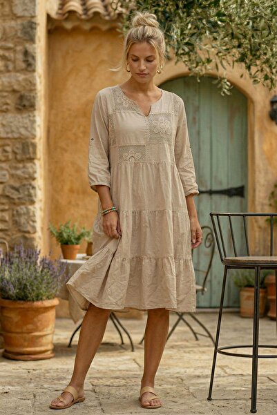 Chiccy Ιταλικό μπεζ φόρεμα με γιακά με βριτική κοπή, μανίκια 3/4, βολάν, δαντ...