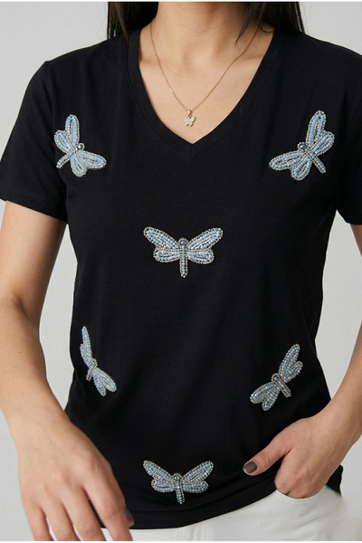 MetuCA Γυναικείο μπλουζάκι από βαμβάκι με μαύρη λαιμόκοψη V, κεντημένο με χάν...